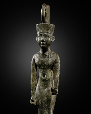 Lot 3 - AN EXCEPTIONALLY FINE BRONZE FIGURE OF NEITH AS A WARRIOR GODDESS, LATE PERIOD