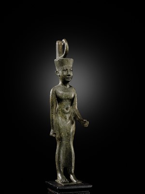 Lot 3 - AN EXCEPTIONALLY FINE BRONZE FIGURE OF NEITH AS A WARRIOR GODDESS, LATE PERIOD