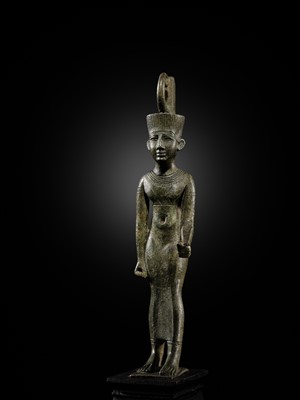 Lot 3 - AN EXCEPTIONALLY FINE BRONZE FIGURE OF NEITH AS A WARRIOR GODDESS, LATE PERIOD