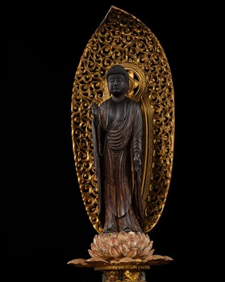 Lot 153 - A GILT-LACQUERED WOOD FIGURE OF AMIDA NYORAI, KAMAKURA PERIOD