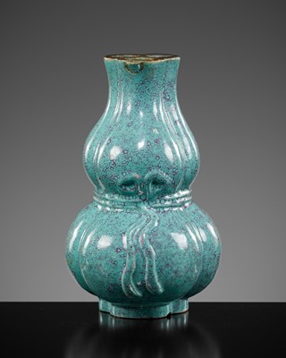 Lot 588 - A ROBIN'S EGG ‘SASH-TIED’ CONJOINED DOUBLE GOURD VASE, QING DYNASTY