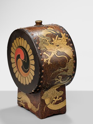 Lot 133 - A RARE SAKE CASK IN THE SHAPE OF A DRUM, TAIKODARU