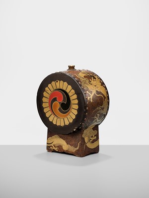 Lot 133 - A RARE SAKE CASK IN THE SHAPE OF A DRUM, TAIKODARU