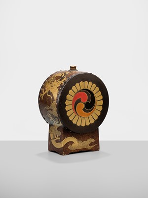 Lot 133 - A RARE SAKE CASK IN THE SHAPE OF A DRUM, TAIKODARU