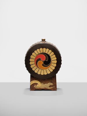Lot 133 - A RARE SAKE CASK IN THE SHAPE OF A DRUM, TAIKODARU
