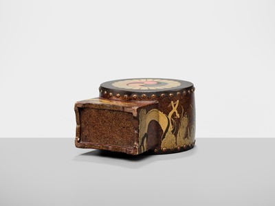 Lot 133 - A RARE SAKE CASK IN THE SHAPE OF A DRUM, TAIKODARU