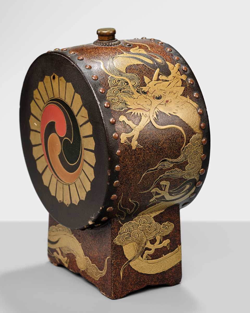 Lot 133 - A RARE SAKE CASK IN THE SHAPE OF A DRUM, TAIKODARU