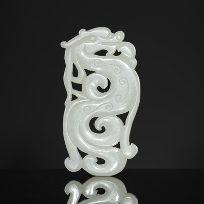 Lot 464 - A WHITE JADE ‘DRAGON’ PENDANT, CHINA, 18TH CENTURY