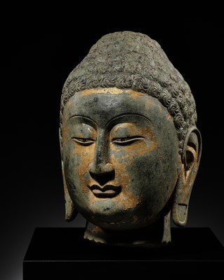 Lot 117 - A FINE GILT LIMESTONE HEAD OF BUDDHA, NORTHERN QI DYNASTY
