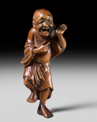 Lot 1279 - AN AMUSING WOOD NETSUKE OF AN ELDERY MAN