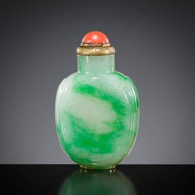 Lot 117 - A SUPERB EMERALD-GREEN ‘SPLASHED’ JADEITE SNUFF BOTTLE, 1780-1880