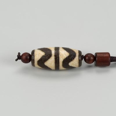 Lot 1519 - A DECORATED TIBETAN ‘TASSO DZI’ BEAD NECKLACE