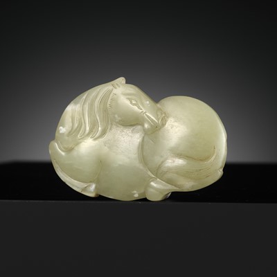 Lot 453 - A PALE GREEN JADE ‘HORSE’ BELT BUCKLE, EARLY QING DYNASTY