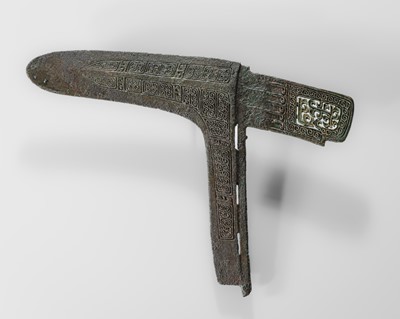 Lot 360 - AN OPENWORK CEREMONIAL HALBERD BLADE, BRONZE, MID-EASTERN ZHOU DYNASTY