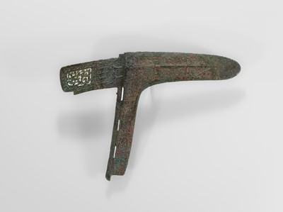 Lot 360 - AN OPENWORK CEREMONIAL HALBERD BLADE, BRONZE, MID-EASTERN ZHOU DYNASTY
