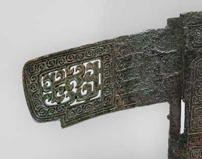 Lot 360 - AN OPENWORK CEREMONIAL HALBERD BLADE, BRONZE, MID-EASTERN ZHOU DYNASTY