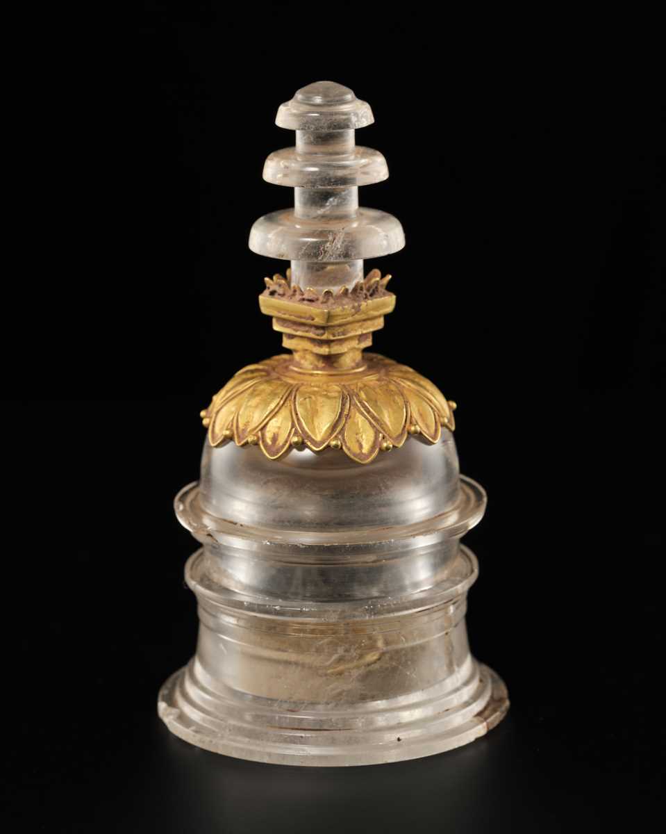 Lot 177 - A ROCK CRYSTAL AND GOLD RELIQUARY IN THE FORM OF A STUPA, ANCIENT REGION OF GANDHARA, 1ST-3RD CENTURY
