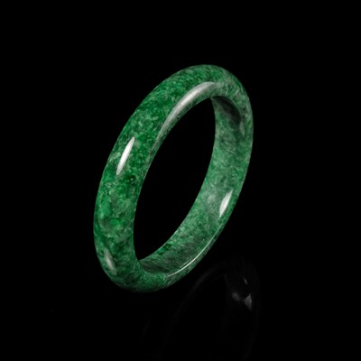 Lot 479 - A FINE EMERALD-GREEN JADEITE BANGLE