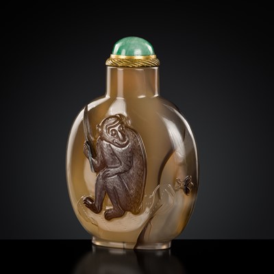 Lot 119 - A CAMEO AGATE ‘MONKEY AND BEE’ SNUFF BOTTLE, FENGHOU, SUZHOU SCHOOL