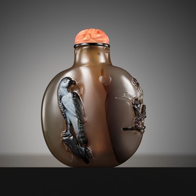 Lot 118 - A CAMEO AGATE SNUFF BOTTLE WITH A HAWK BENEATH A FULL MOON, 1730-1850