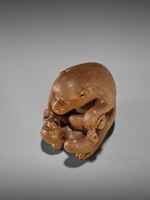 Lot 40 - IKKO: A FINE WOOD NETSUKE OF A MONKEY WITH YOUNG