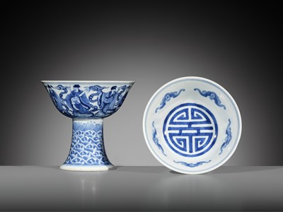 Lot 168 - AN EXCEEDINGLY RARE PAIR OF BLUE AND WHITE ‘EIGHT IMMORTALS’ STEM BOWLS, DAOGUANG MARK AND PERIOD, DATED 1845