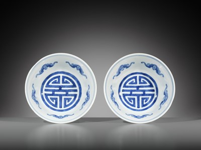 Lot 168 - AN EXCEEDINGLY RARE PAIR OF BLUE AND WHITE ‘EIGHT IMMORTALS’ STEM BOWLS, DAOGUANG MARK AND PERIOD, DATED 1845
