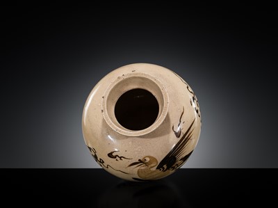 Lot 146 - A FINELY PAINTED CIZHOU ‘CRANE’ JAR, MING DYNASTY