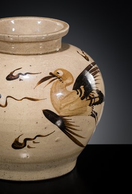 Lot 146 - A FINELY PAINTED CIZHOU ‘CRANE’ JAR, MING DYNASTY