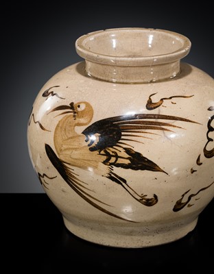Lot 146 - A FINELY PAINTED CIZHOU ‘CRANE’ JAR, MING DYNASTY