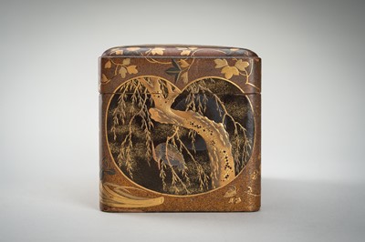 Lot 108 - A FINE LACQUER BOX AND COVER WITH BIRDS
