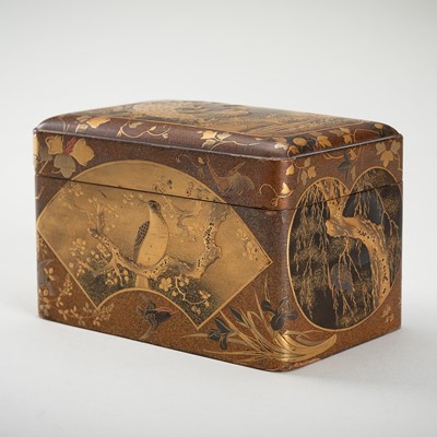 Lot 108 - A FINE LACQUER BOX AND COVER WITH BIRDS