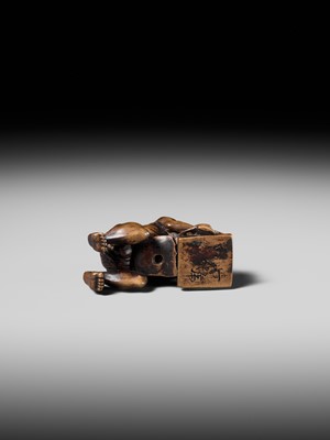 Lot 202 - ISSEKI: AN UNUSUAL WOOD NETSUKE OF A BLIND RAT CATCHER