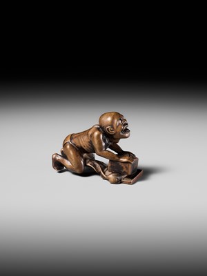 Lot 202 - ISSEKI: AN UNUSUAL WOOD NETSUKE OF A BLIND RAT CATCHER