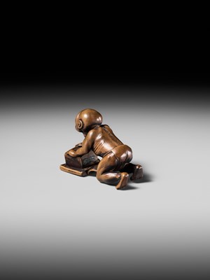 Lot 202 - ISSEKI: AN UNUSUAL WOOD NETSUKE OF A BLIND RAT CATCHER