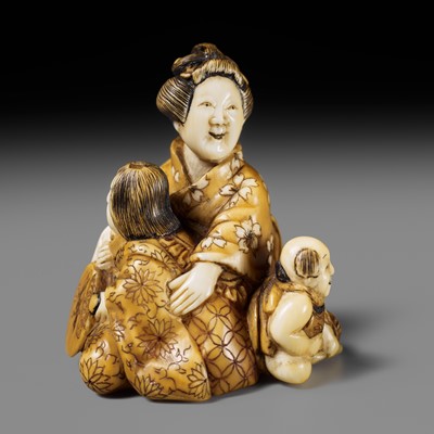 Lot 494 - RANTEI: AN IVORY NETSUKE OF A MOTHER WITH CHILDREN