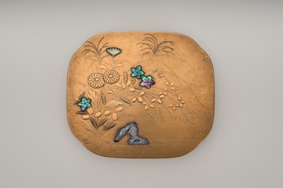 Lot 104 - A GOLD LACQUER KOGO (INCENSE BOX) AND COVER WITH FLOWERS