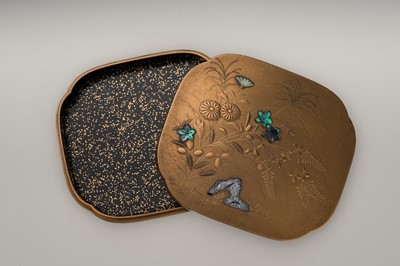 Lot 104 - A GOLD LACQUER KOGO (INCENSE BOX) AND COVER WITH FLOWERS