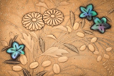 Lot 104 - A GOLD LACQUER KOGO (INCENSE BOX) AND COVER WITH FLOWERS