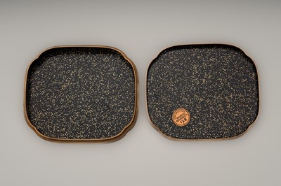 Lot 104 - A GOLD LACQUER KOGO (INCENSE BOX) AND COVER WITH FLOWERS