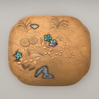 Lot 104 - A GOLD LACQUER KOGO (INCENSE BOX) AND COVER WITH FLOWERS