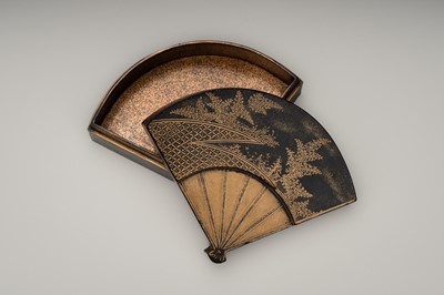 Lot 100 - A BLACK AND GOLD LACQUER FAN-SHAPED KOGO (INCENSE BOX) AND COVER