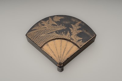 Lot 100 - A BLACK AND GOLD LACQUER FAN-SHAPED KOGO (INCENSE BOX) AND COVER