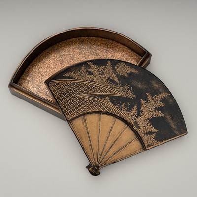 Lot 100 - A BLACK AND GOLD LACQUER FAN-SHAPED KOGO (INCENSE BOX) AND COVER