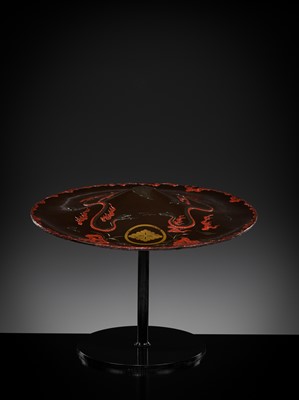 Lot 127 - A RARE LACQUERED WOOD JINGASA (WAR HAT) WITH SNAKES AND HANABISHI MON