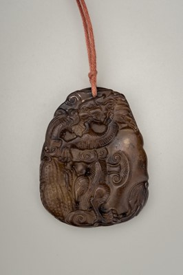 Lot 1865 - A ‘JADE IMITATION’ GLASS PENDANT WITH DRAGON AND LINGZHI