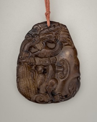 Lot 891 - A ‘JADE IMITATION’ GLASS PENDANT WITH DRAGON AND LINGZHI