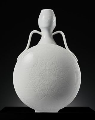 Lot 160 - AN EXCEEDINGLY RARE ANHUA-DECORATED YONGLE-STYLE MOONFLASK, BIANHU, QIANLONG PERIOD