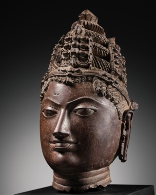 Lot 195 - A RED SANDSTONE HEAD OF VISHNU, WESTERN RAJASTHAN, 12TH-13TH CENTURY