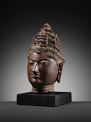 Lot 195 - A RED SANDSTONE HEAD OF VISHNU, WESTERN RAJASTHAN, 12TH-13TH CENTURY